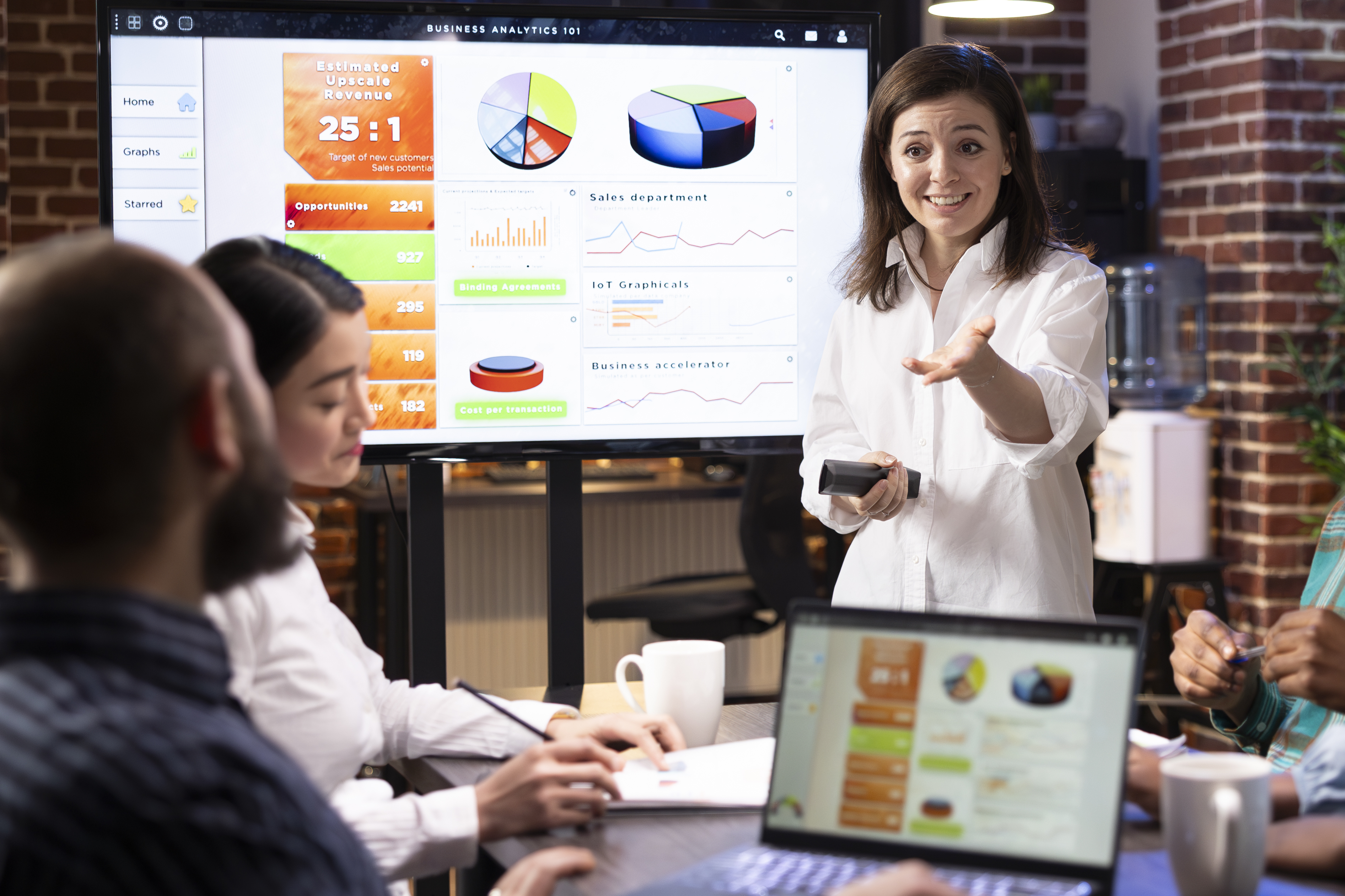 Apresentadora explicando métricas de business analytics para equipe